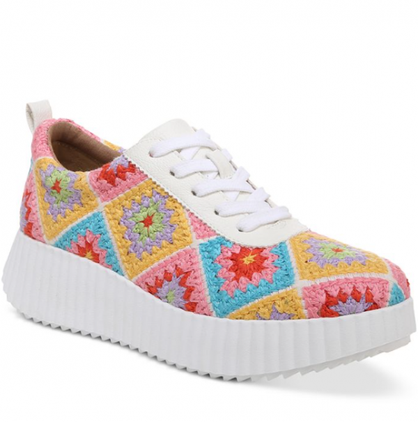 Sepatu sneakers dengan aksen kain rajutan atau crochet yang feminin